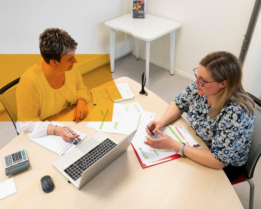 Une comptable de Cerfrance avec sa cliente pour le passe à la facture électronique